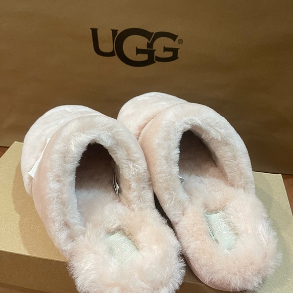 UGG W DALLA UGG METAL GRAPHIC VARIOUS SIZES - Picture 3 of 6